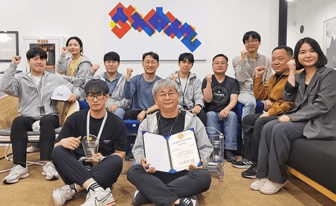 웍스메이트 팀이 우수플랫폼 인증서를 들고 단체사진을 촬영하는 모습