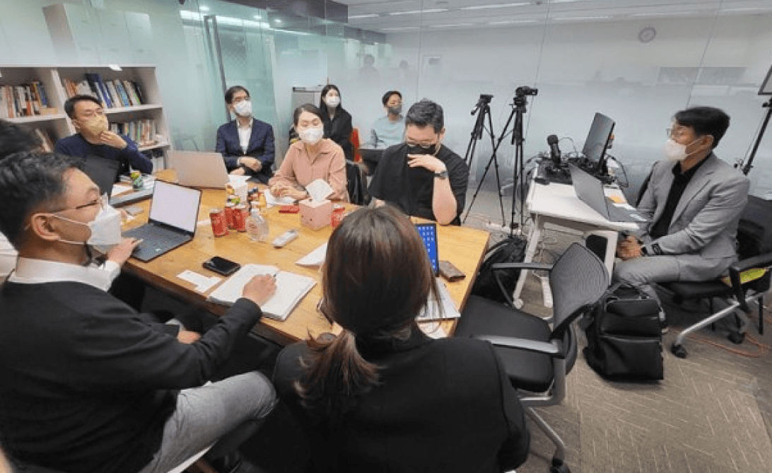 웍스메이트 팀장클럽 회의장에서 업계 관계자들이 원탁에 앉아 토론하는 모습