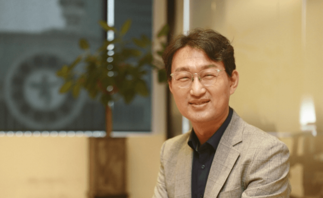 김세원 웍스메이트 대표가 밝은 표정으로 카메라를 향해 앉아 있는 인물 사진