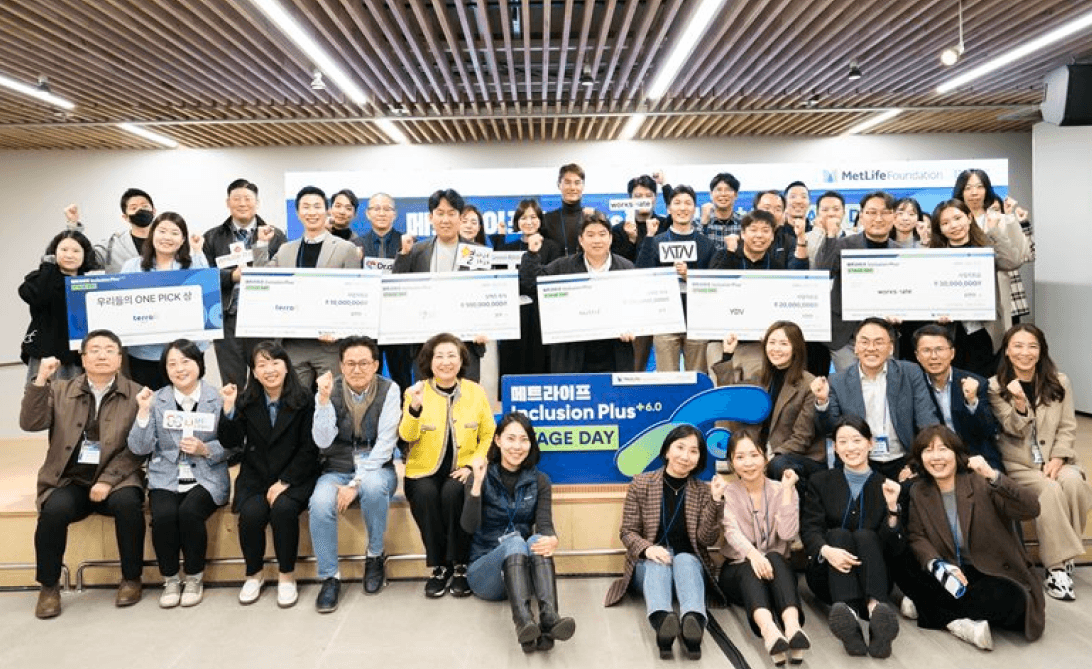 인클루전 플러스 6.0 데모데이 행사에서 참가자들이 단체로 모여 기념촬영을 하고 있는 현장