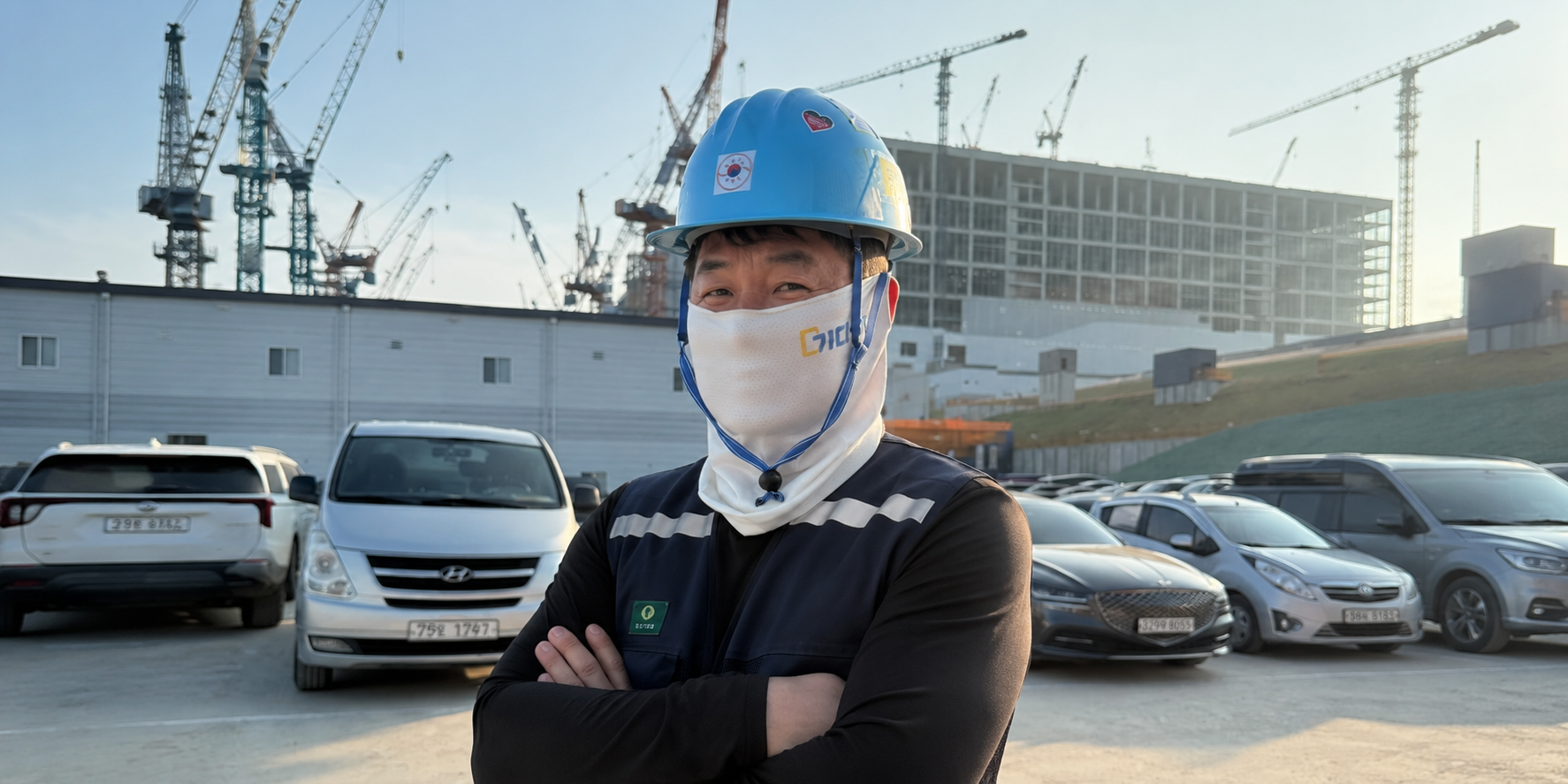 가다에서 건설 현장 근로자들에게 쿨스카프를 나눠주고 있다. 무더운 여름 건설 근로자들이 조금이라도 시원하길 바라는 마음이다