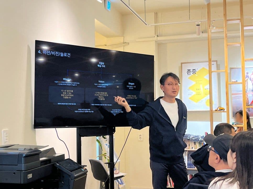 새로운 비전에 대해 설명 중인 김세원 대표님